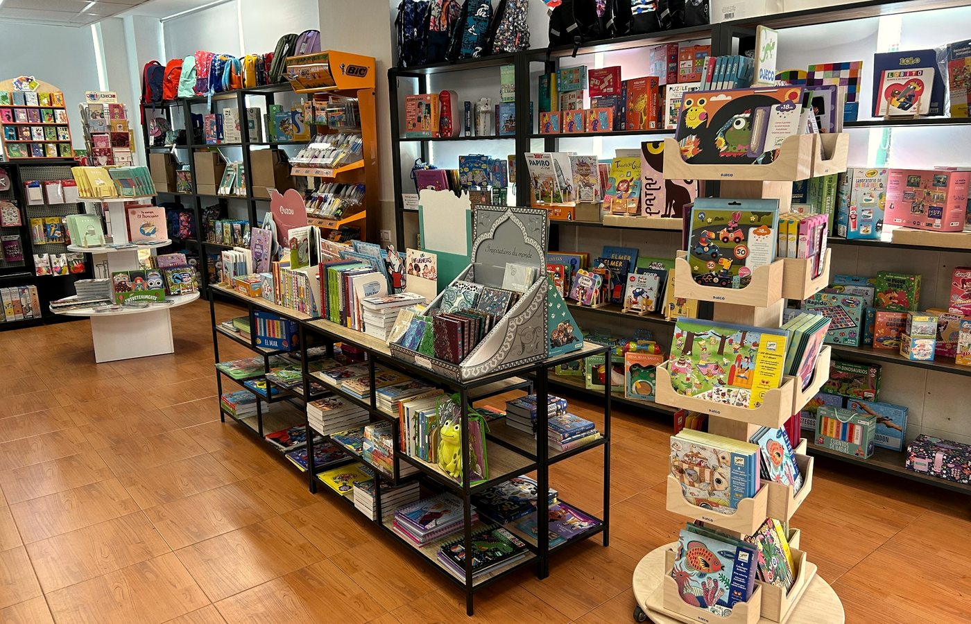 Interior de la tienda Tranvía314 en Triana